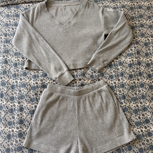 ALO Yoga Other - ALO Yoga Ribbed V-Neck Crop Top and Matching Shorts — Gray